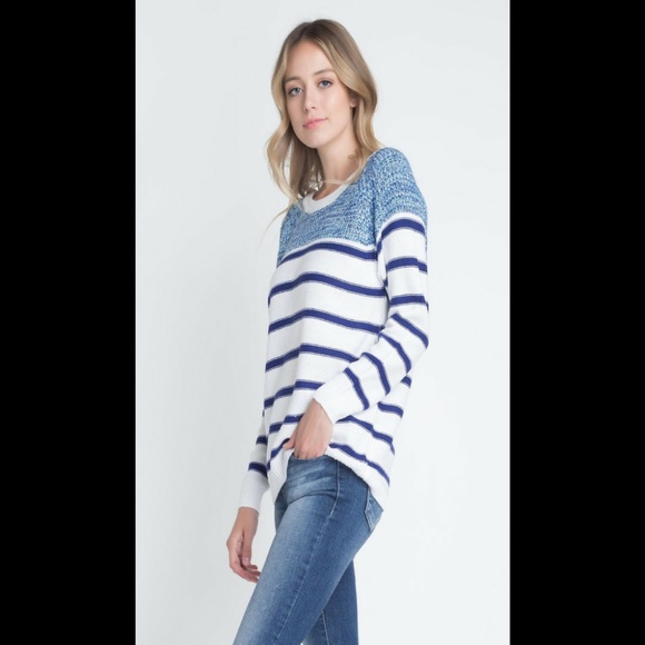 Sweaters - Women's Long Sleeve Stripe Pattern Sweater Top B/W